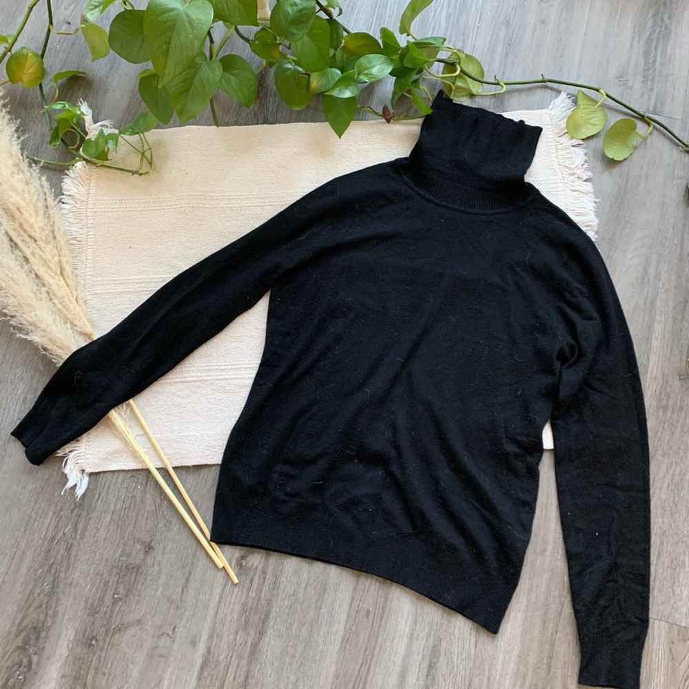 Basic Milano Black Turtleneck Sweater